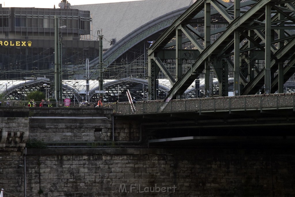 PSpringt kein Suizid Brueckenspringer Koeln Hohenzollernbruecke P221.JPG - Miklos Laubert